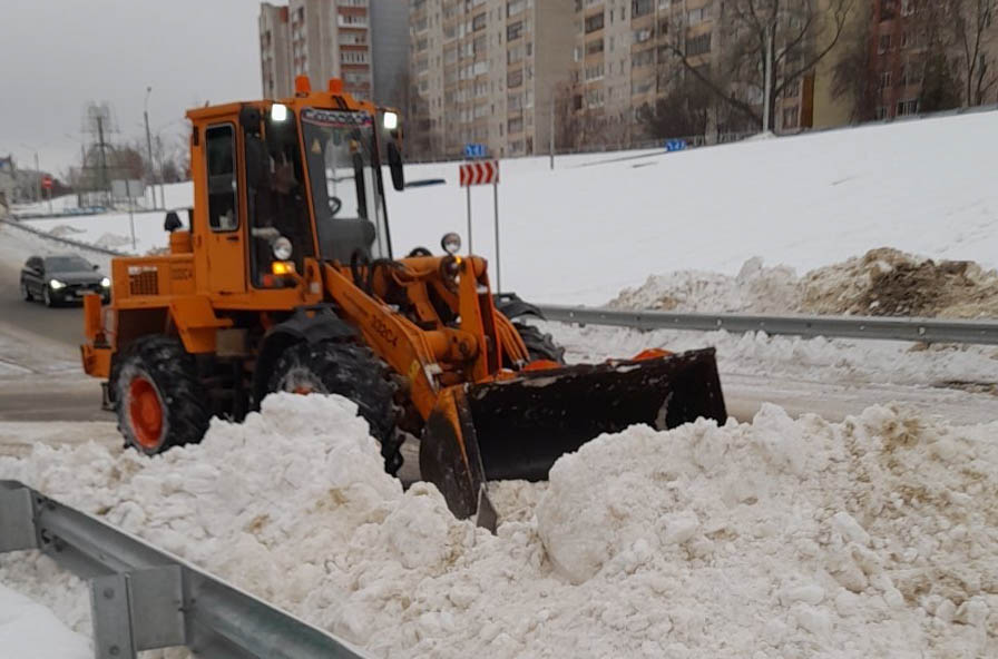 100 тысяч кубометров снега вывезено с региональных дорог Вологодской области с ноября 2023 по февраль 2024 года.