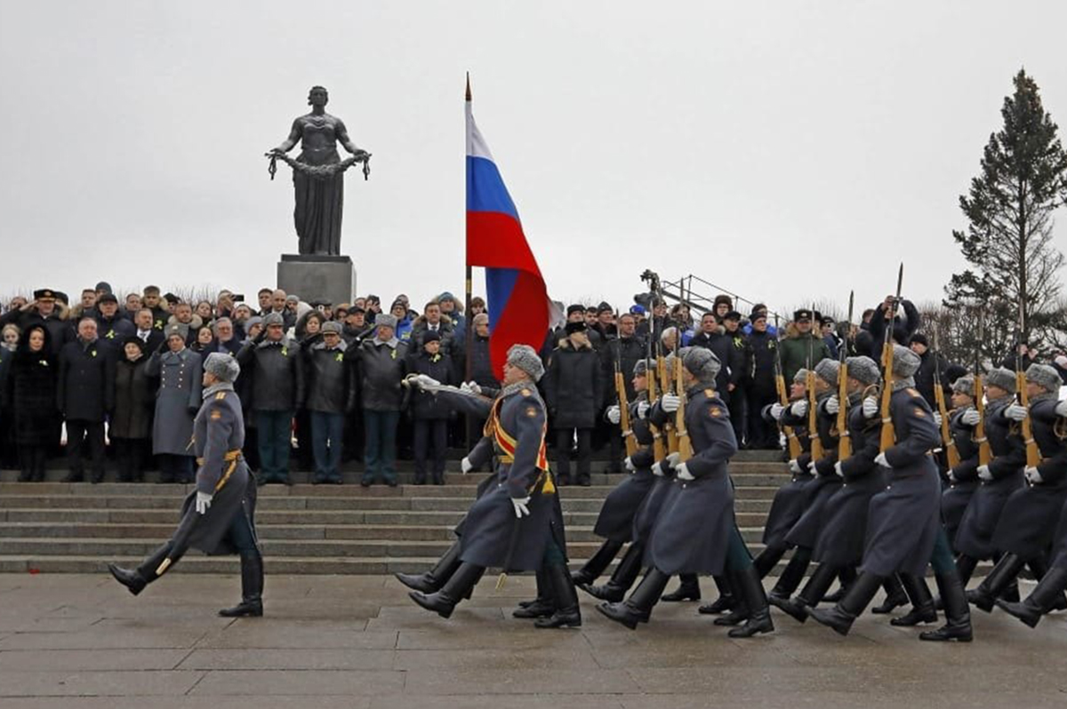 Делегация Вологодской области возложила цветы на Пискаревском мемориальном кладбище.