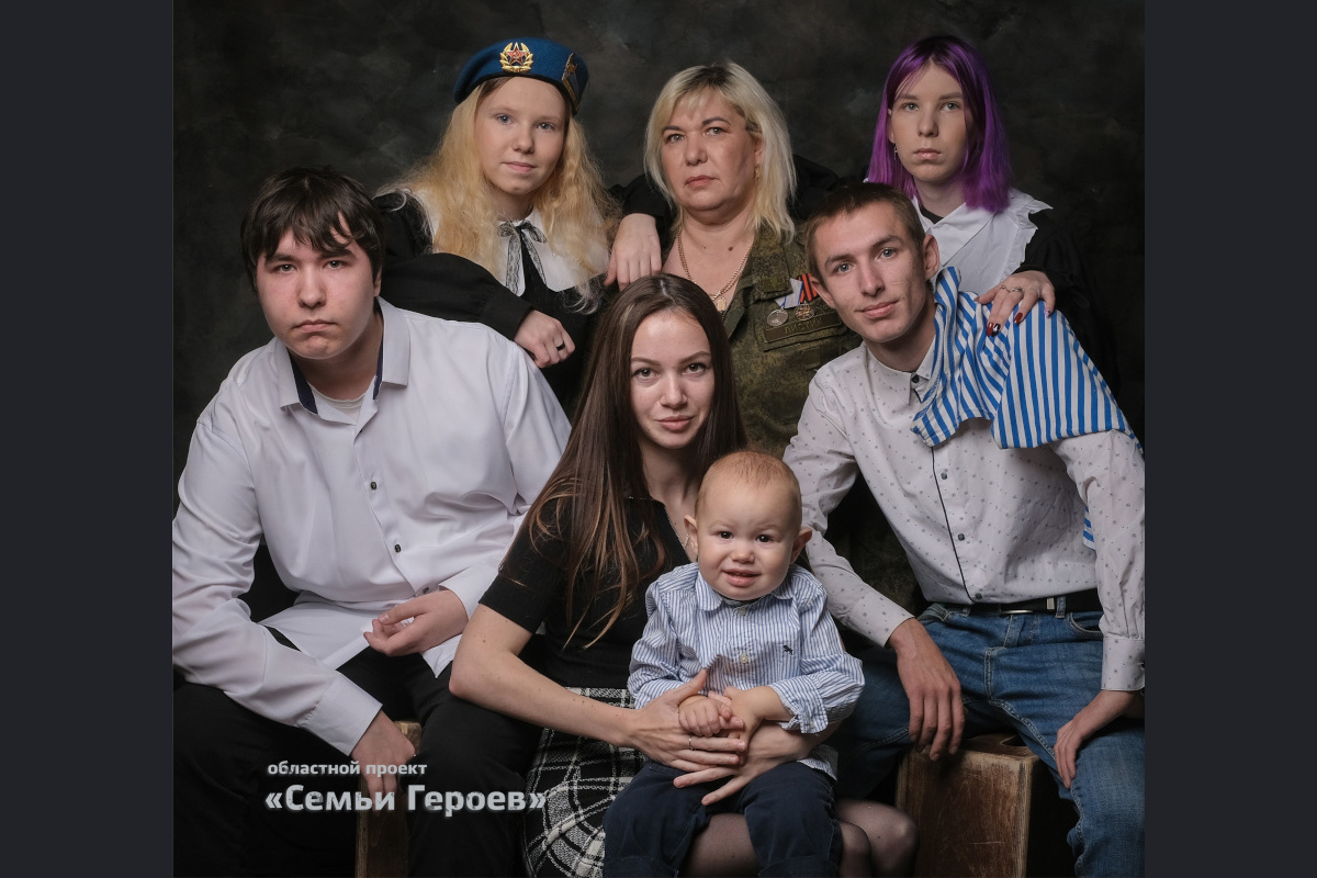 В Вологде открыли передвижную фотовыставку «Семьи Героев».