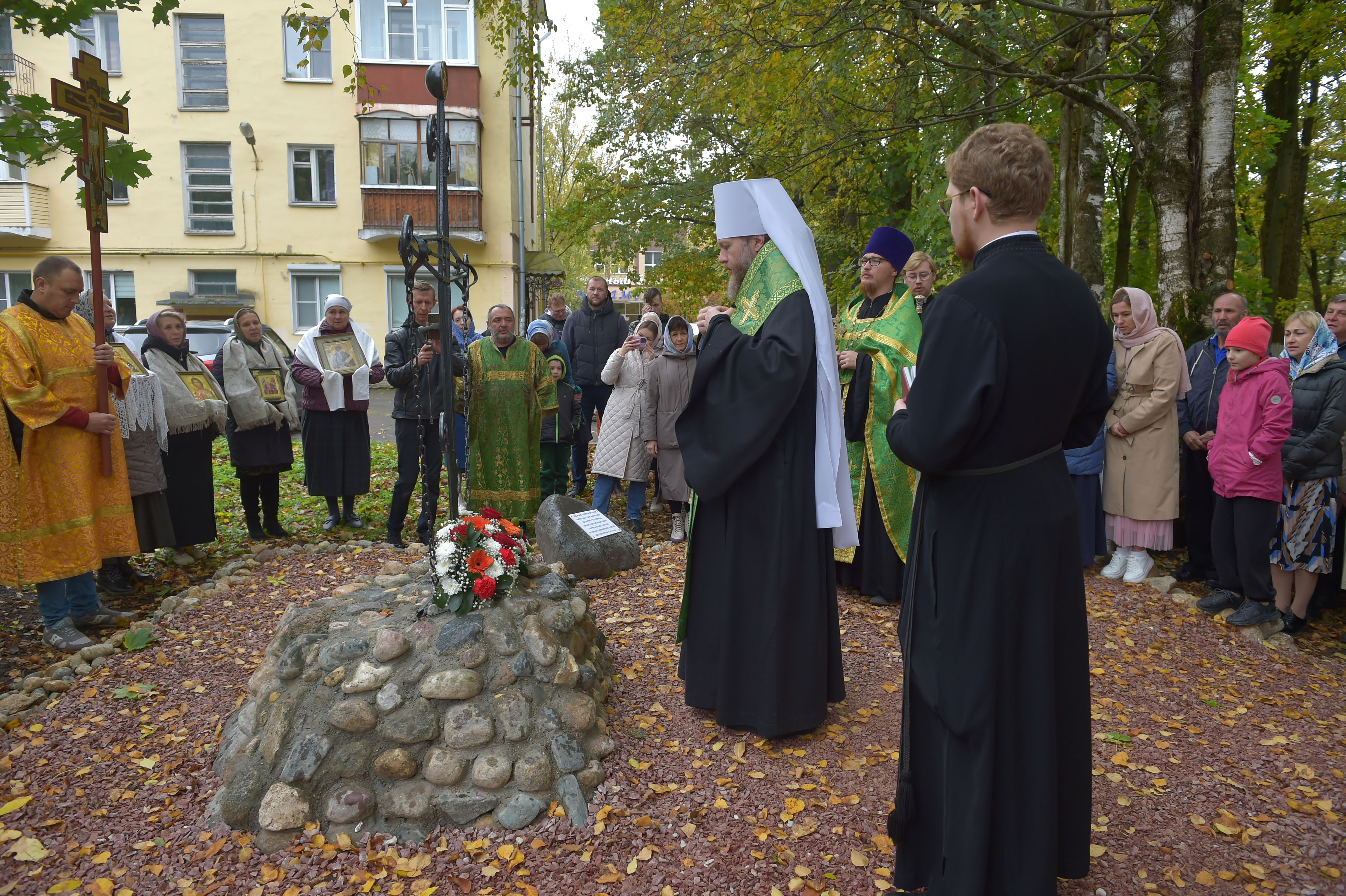 В Вологде установили поклонный крест на месте погребения преподобномученика Галактиона Вологодского.