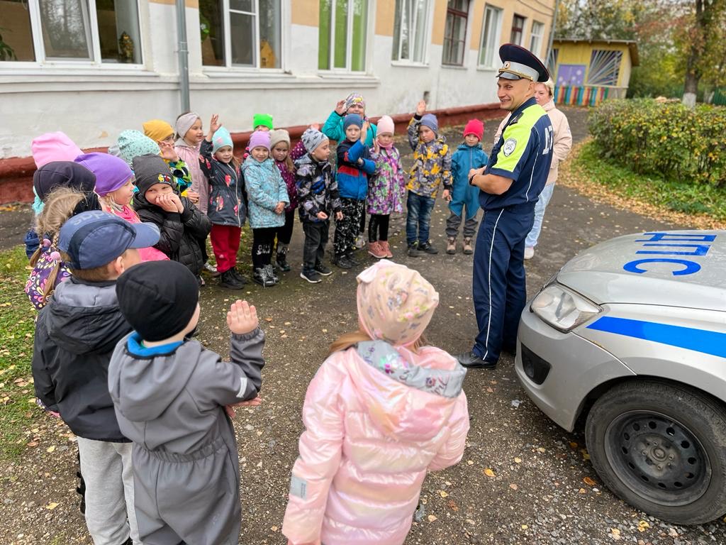 2 октября сотрудники Госавтоинспекции посетили детский сад № 10 города Сокол с целью в очередной раз напомнить, как важно соблюдать правила дорожного движения.