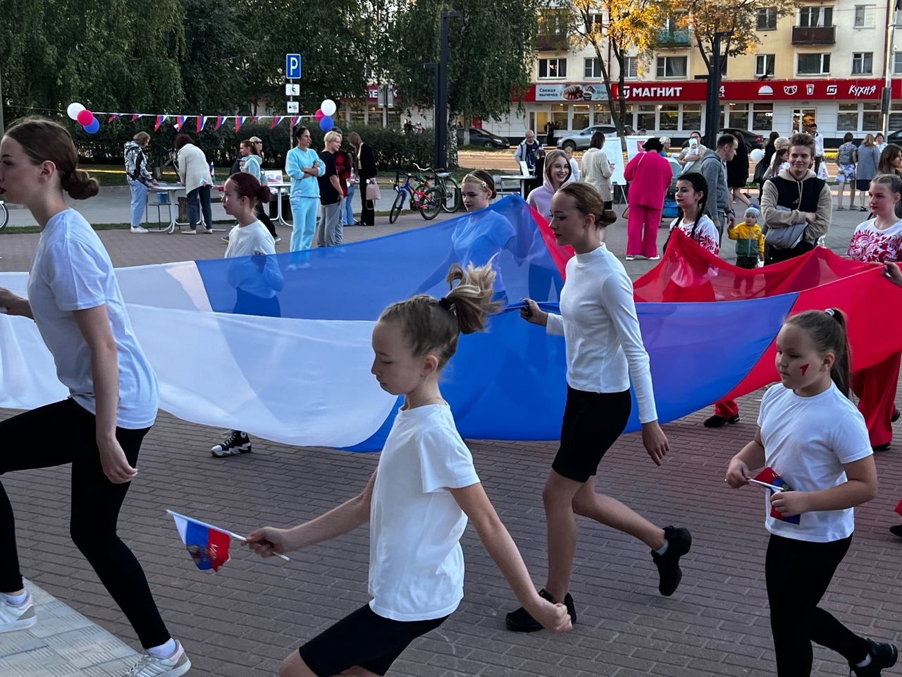 На площади у Культурного центра прошел праздник, посвященный Дню Государственного флага.