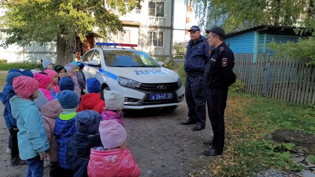 В рамках недели безопасности дорожного движения сотрудники ГИБДД посетили БДОУ СМО «Детский сад общеразвивающего вида №33 «Звездочка»..