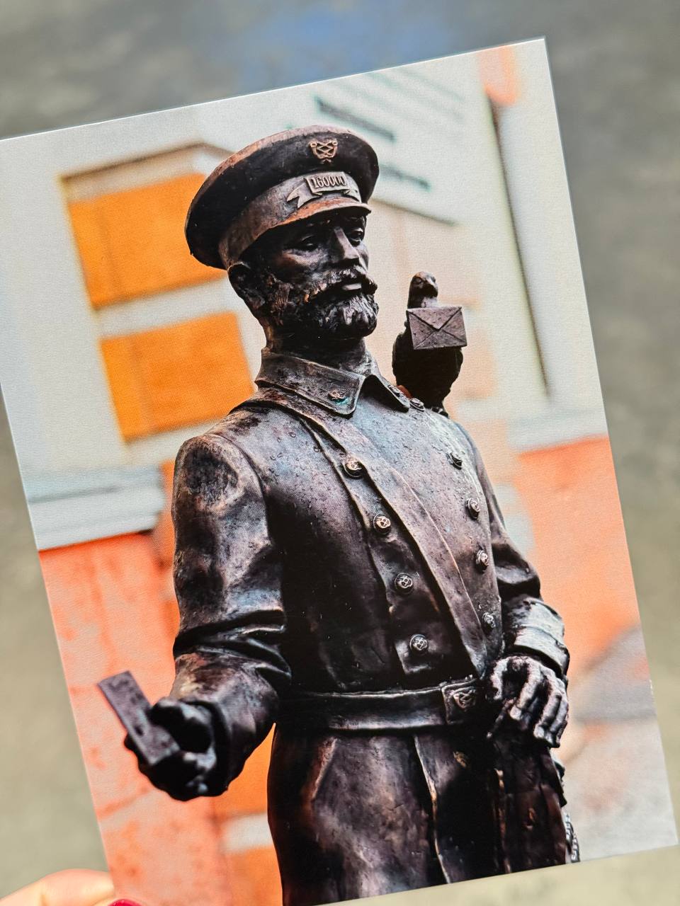 Жители и гости Вологды отправили по почте более 250 бесплатных открыток с изображением новых городских скульптур.