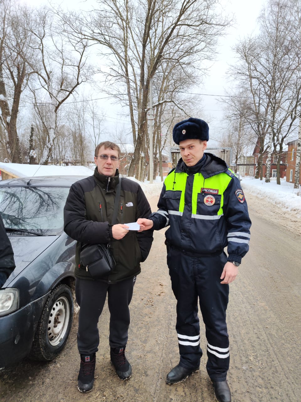 В Соколе сотрудники сокольской Госавтоинспекции продолжают проводить акцию «Электронные госуслуги».