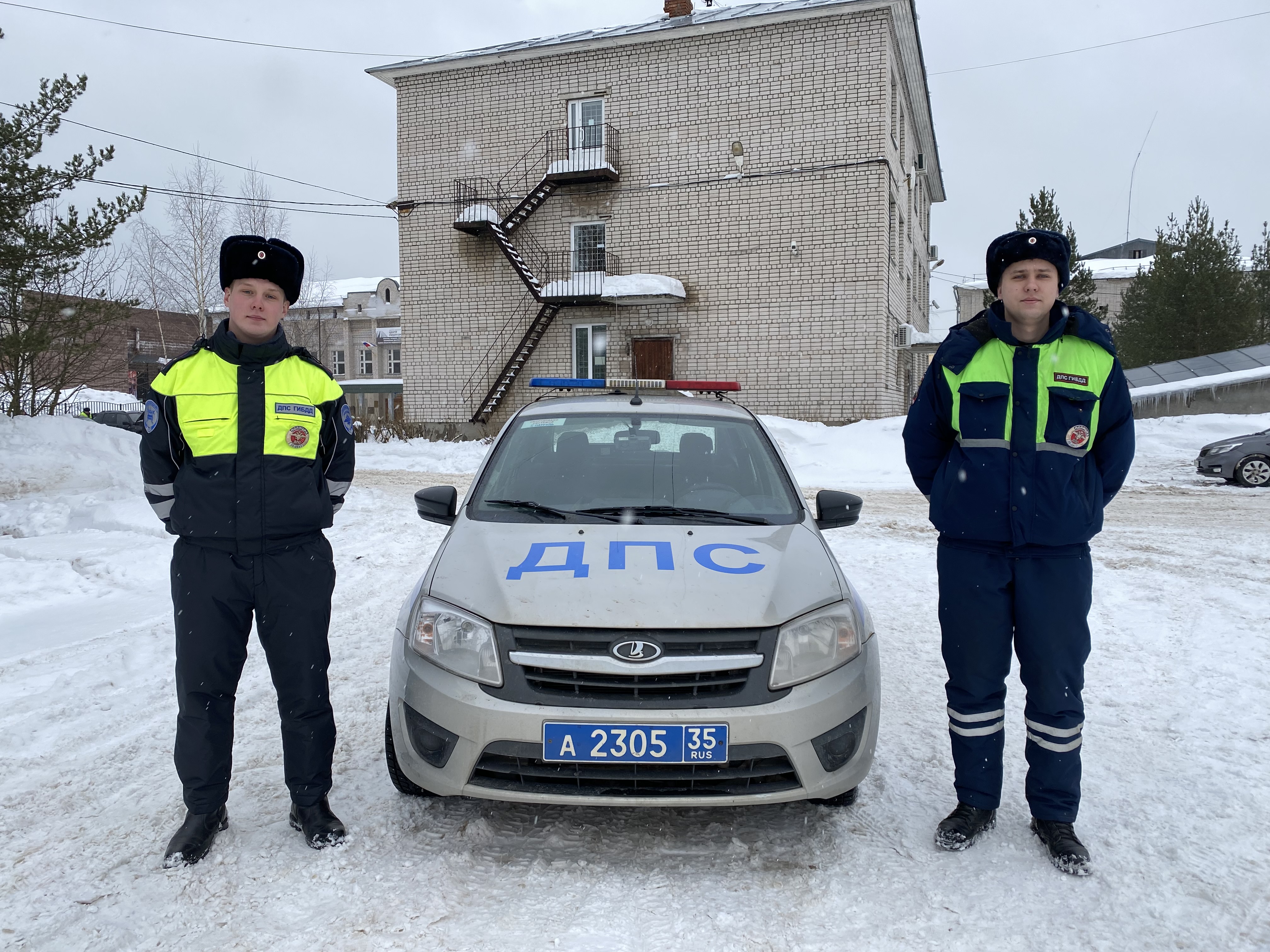 В Соколе госавтоинспекторы помогли автомобилисту, застрявшему в снегу .