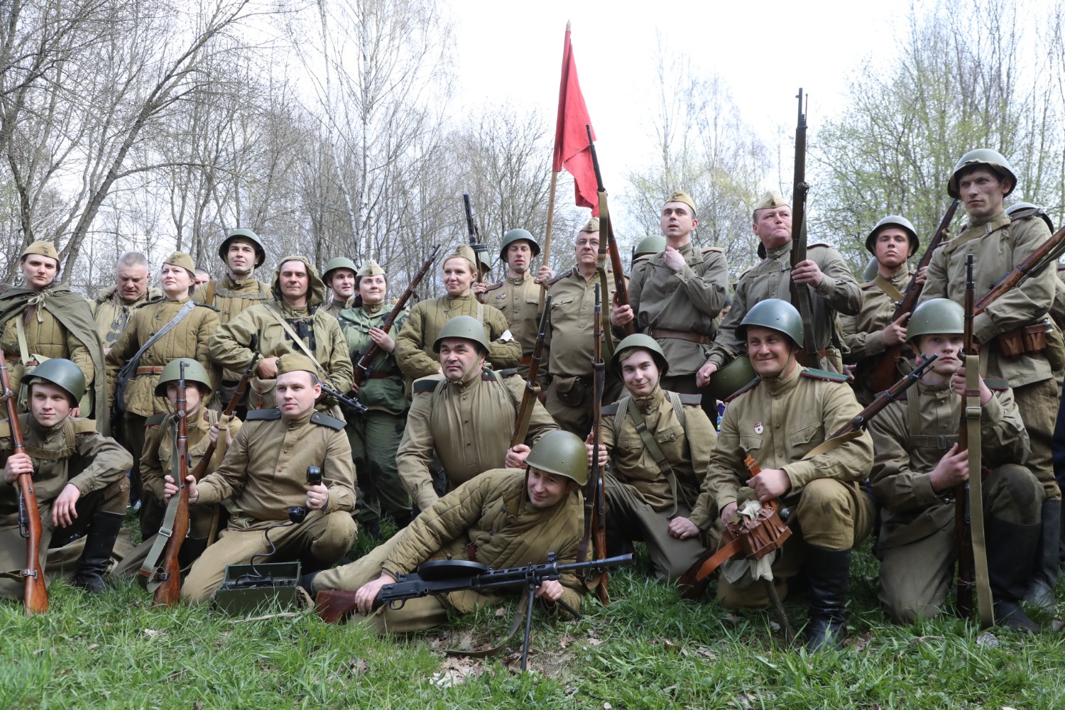 Один из эпизодов Великой Отечественной войны воссоздали сегодня военно-исторические реконструкторы в Вологде.