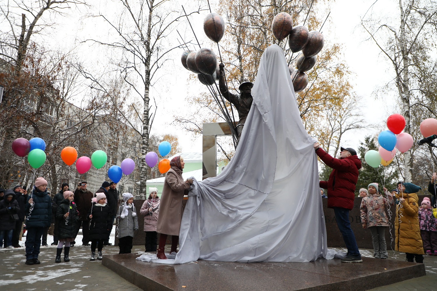 Памятник народному художнику России  Владимиру Корбакову открыли в Вологде.