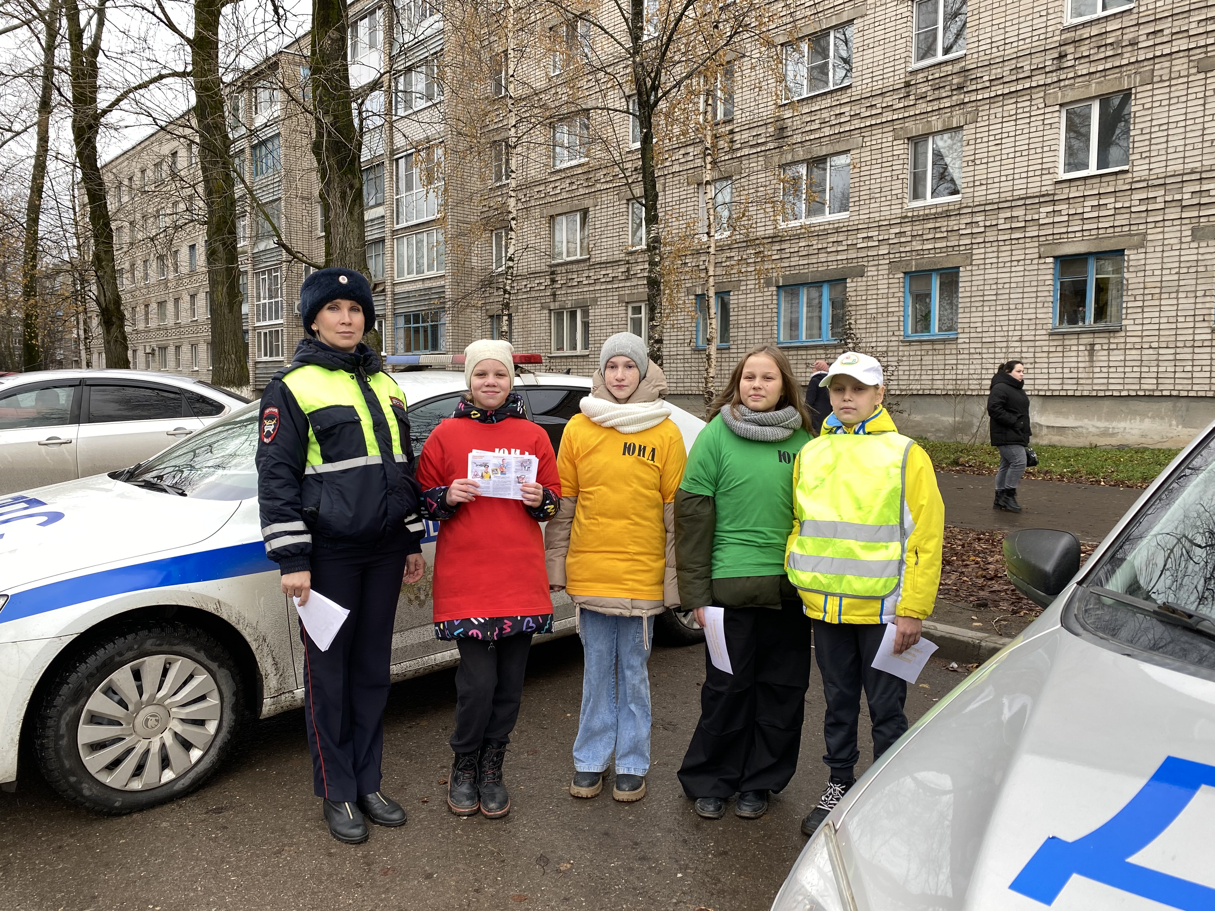 В период осенних школьных каникул сотрудники Госавтоинспекции вместе с отрядом ЮИД «Светофор» школы № 1» провели профилактическую акцию «Безопасные каникулы».