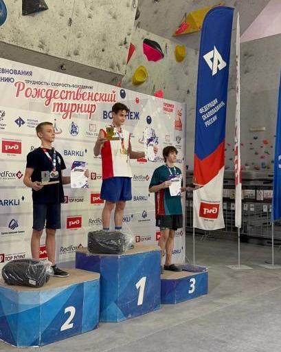 Вологодские скалолазы впервые участвовали во Всероссийских юношеских соревнованиях и показали достойные результаты.