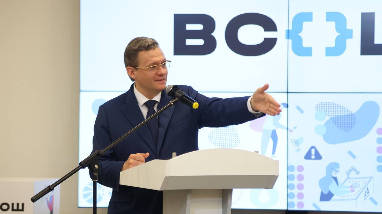 Георгий Филимонов вручил награды победителям и призерам Всероссийской олимпиады школьников.