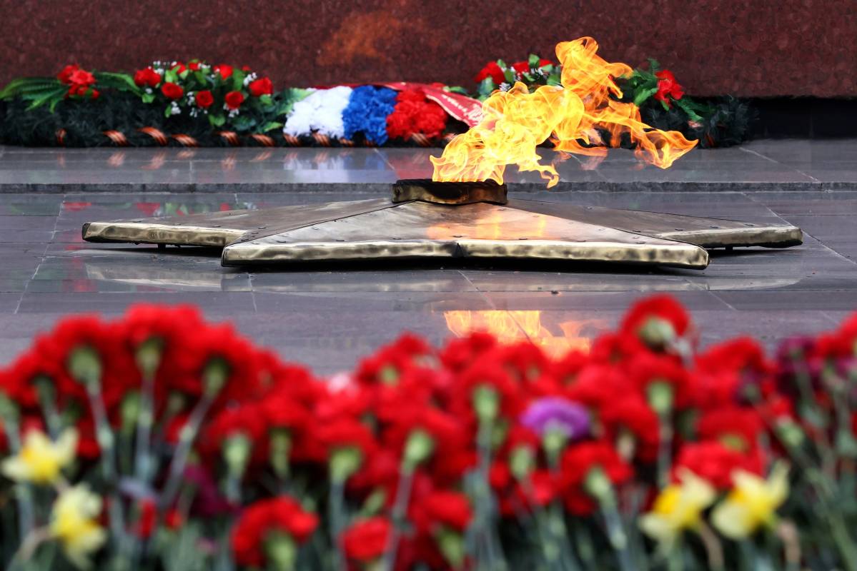 В Вологде прошла церемония возложения венков и цветов к мемориалу «Вечный огонь Славы»  .