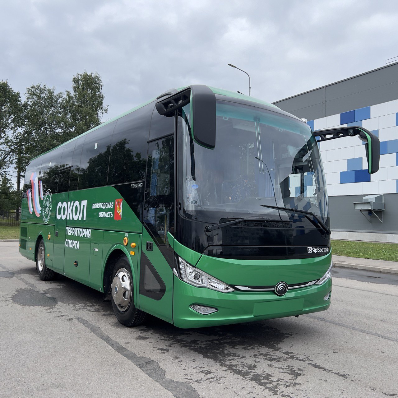 Первый автобус для перевозки спортсменов передали в Сокольский округ по программе врио Губернатора.