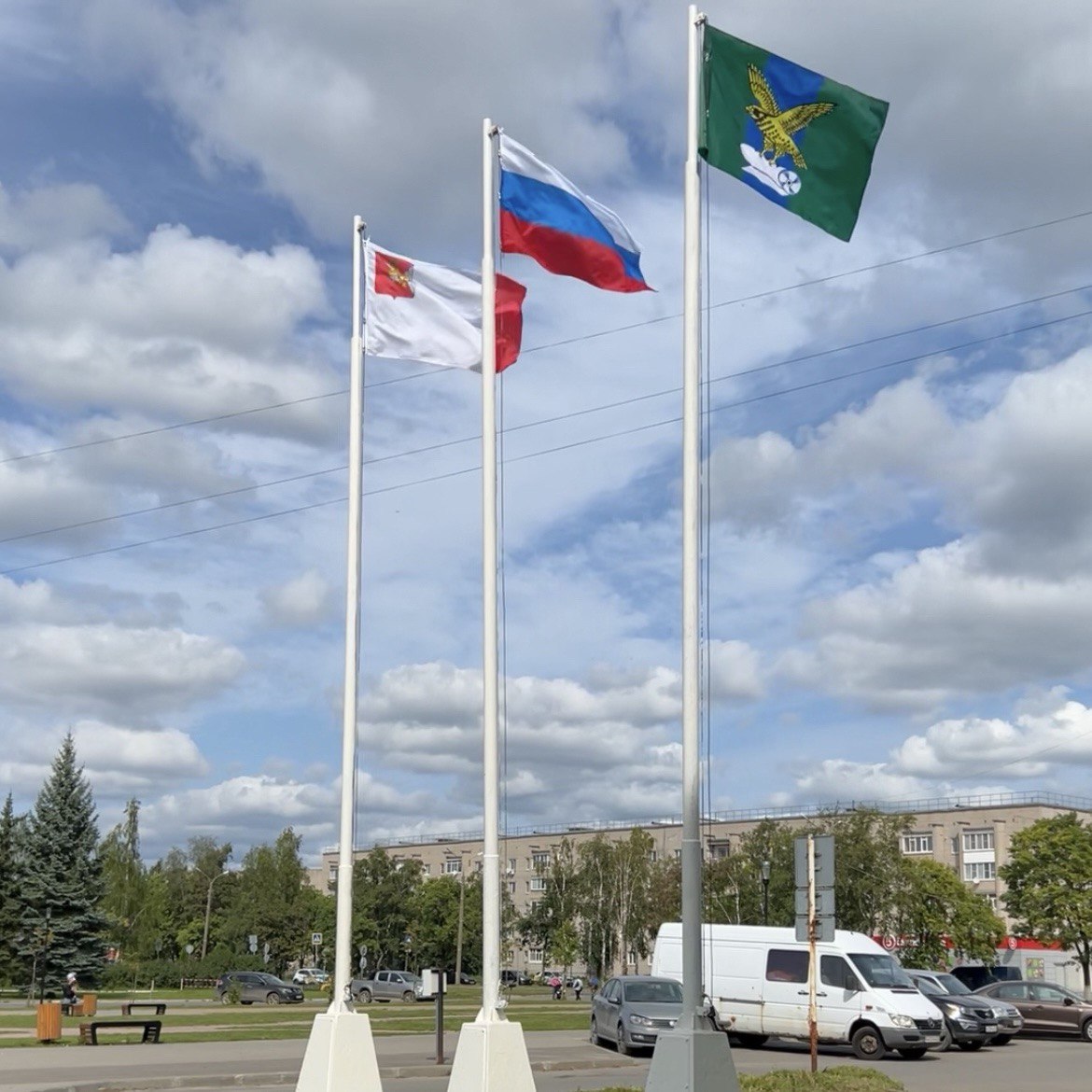 Центральную площадь Сокола украсили сразу три флага.