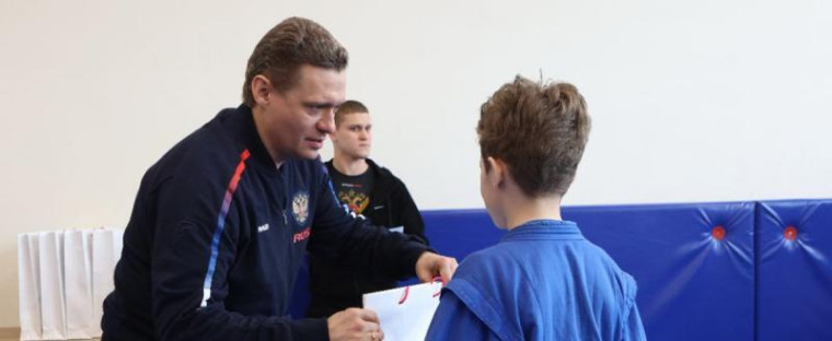 Георгий Филимонов вручил новую экипировку самбистам спортивного центра «Витязь». Георгий Филимонов вручил новую экипировку самбистам спортивного центра «Витязь».