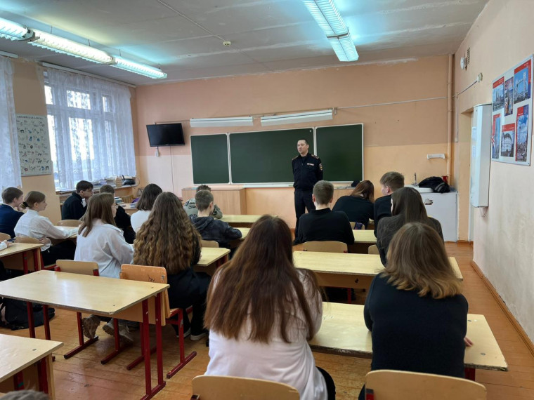 Сотрудники Госавтоинспекции в рамках мероприятия «Дорожный ликбез» проводят со школьниками беседы по соблюдению ПДД. Сотрудники Госавтоинспекции в рамках мероприятия «Дорожный ликбез» проводят со школьниками беседы по соблюдению ПДД.
