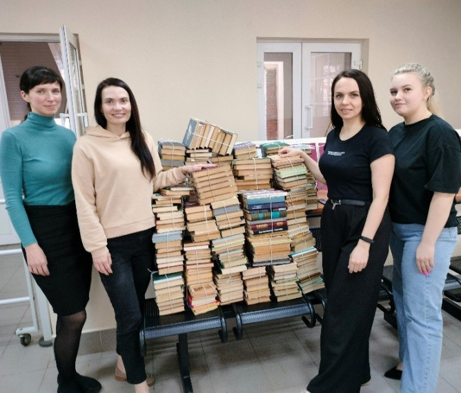 Более трехсот книг передали сотрудники Вологодского Росреестра библиотеке № 15 города Вологды. Более трехсот книг передали сотрудники Вологодского Росреестра библиотеке № 15 города Вологды.