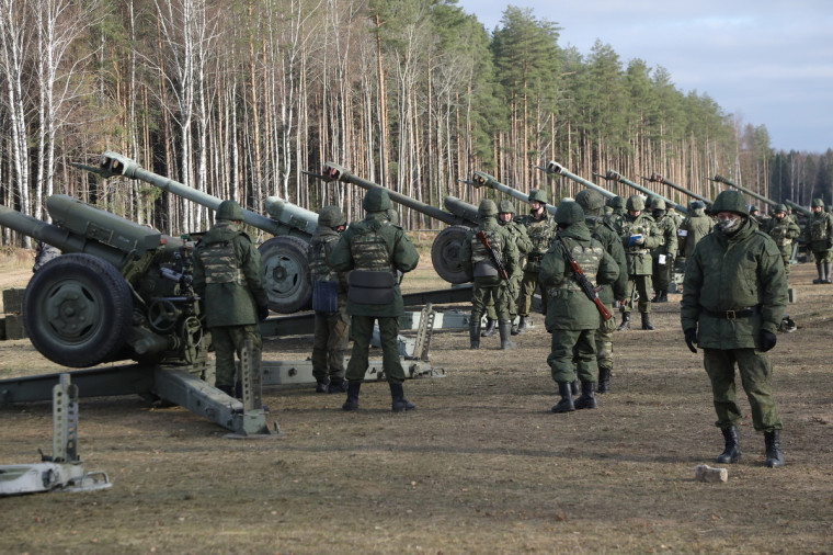 Вологодская область направит в зону СВО технику и оборудование на сумму более 4 миллионов рублей. Вологодская область направит в зону СВО технику и оборудование на сумму более 4 миллионов рублей.