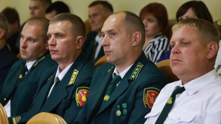 Георгий Филимонов вручил награды работникам лесного комплекса Вологодской области. Георгий Филимонов вручил награды работникам лесного комплекса Вологодской области.