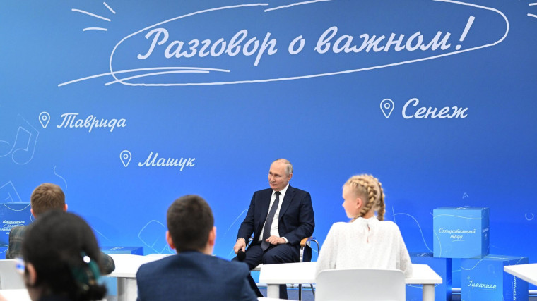 Владимир Путин поддержал идею вологжанки проводить «Разговоры о важном» в детсадах. Владимир Путин поддержал идею вологжанки проводить «Разговоры о важном» в детсадах.