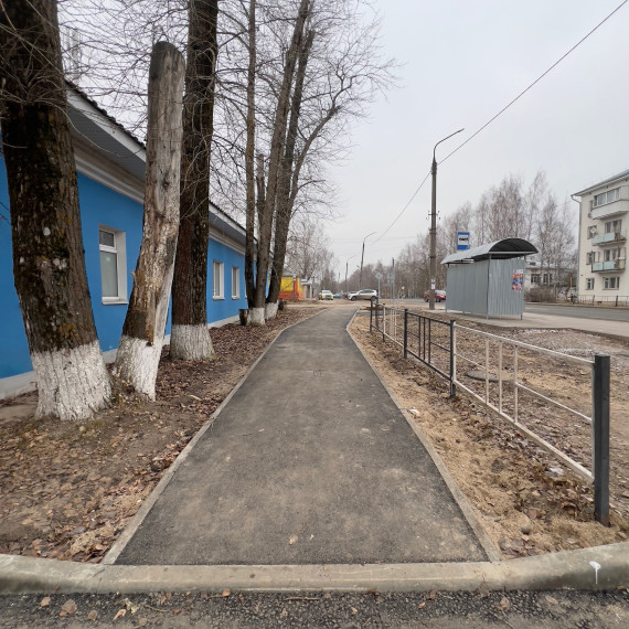 Ученики десятой средней школы Сокола по достоинству оценили новый тротуар к школе. Ученики десятой средней школы Сокола по достоинству оценили новый тротуар к школе.