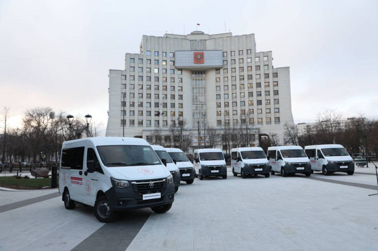 Георгий Филимонов вручил автомобили десяти вологодским семьям, воспитывающим восемь и более детей. Георгий Филимонов вручил автомобили десяти вологодским семьям, воспитывающим восемь и более детей.