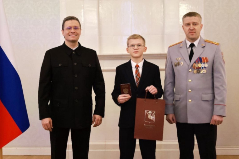 Георгий Филимонов вручил первые паспорта 16 школьникам Вологодчины. Георгий Филимонов вручил первые паспорта 16 школьникам Вологодчины.
