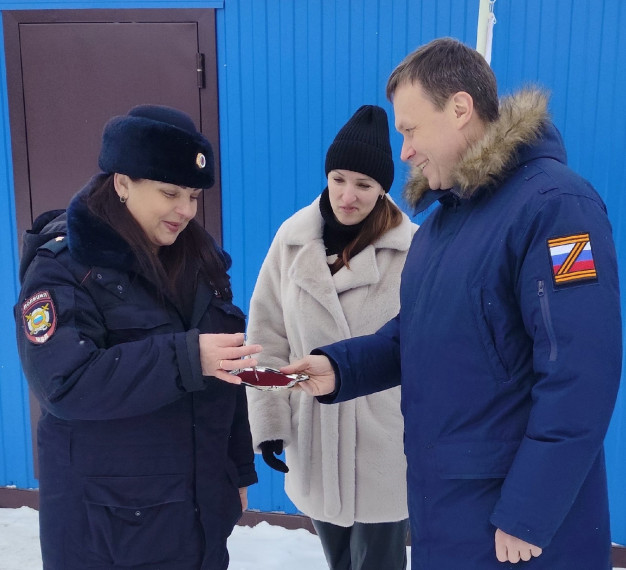 Глава Сокольского округа Владимир Носков вручил ключи от нового модульного участкового пункта полиции. Глава Сокольского округа Владимир Носков вручил ключи от нового модульного участкового пункта полиции.