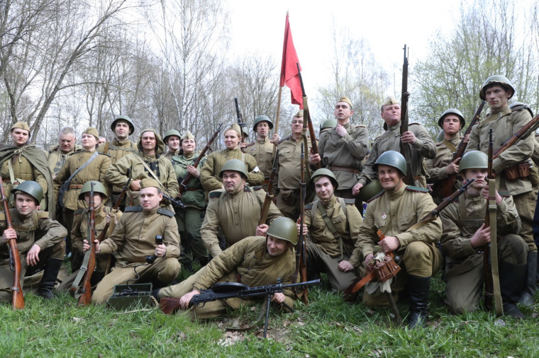 Один из эпизодов Великой Отечественной войны воссоздали сегодня военно-исторические реконструкторы в Вологде. Один из эпизодов Великой Отечественной войны воссоздали сегодня военно-исторические реконструкторы в Вологде.
